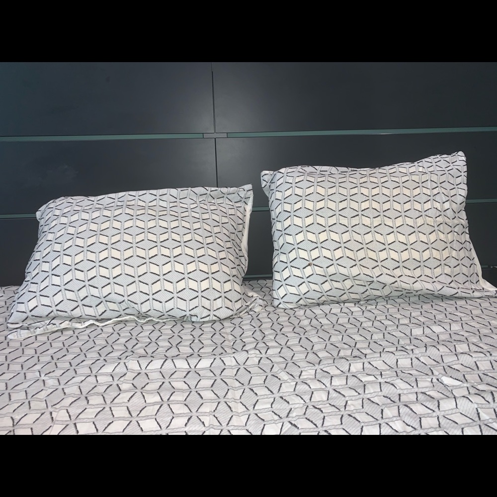 Full Sized Comforter Set with 2 Pillow Shams - Picture 5 of 6